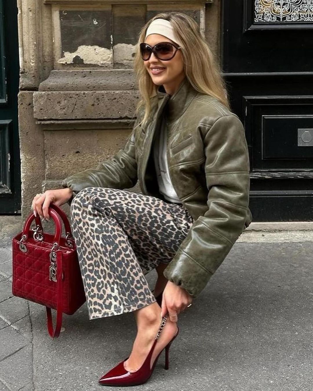 Стилист показала трендовый цвет одежды, который можно легко совмещать: модные фото